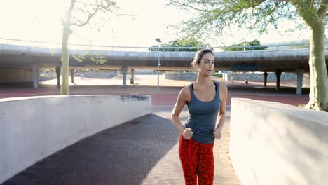 Mujer-Que-Tiene-Calambres-Mientras-Hace-Jogging-En-Un-Día-Soleado-4k