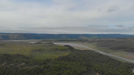 Toma-Aérea-Moviéndose-Sobre-Un-Río-A-Lo-Largo-De-La-Gran-Carretera-Oceánica-En-La-Costa-De-Victorias-Cape-Otway