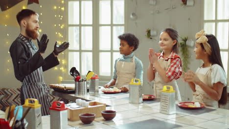 Kids-Listening-to-Chef-and-Clapping-Hands-on-Culinary-Masterclass