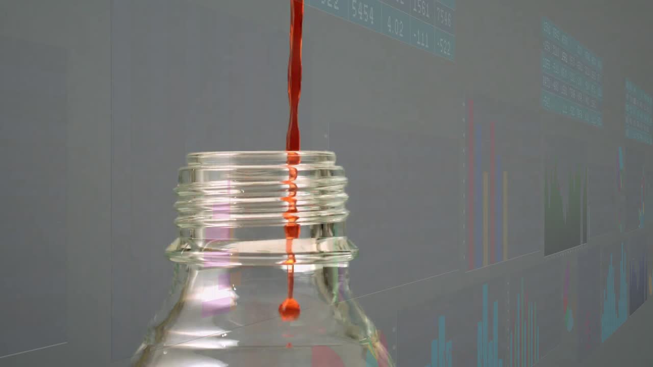 Nosel melepaskan tetesan merah di atas botol, menyatu dan mengukur tingkat cairan berdasarkan data grafik.