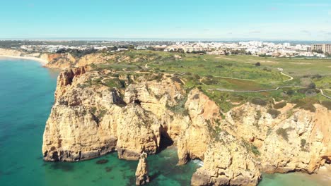 Luft-Nach-Vorne-über-Atlantik-Annäherung-An-Klippen,-Lagos,-Algarve,-Portugal