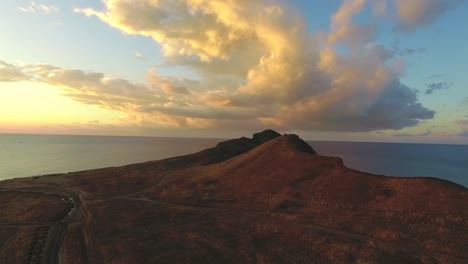 puesta de sol sobre una montaña costera