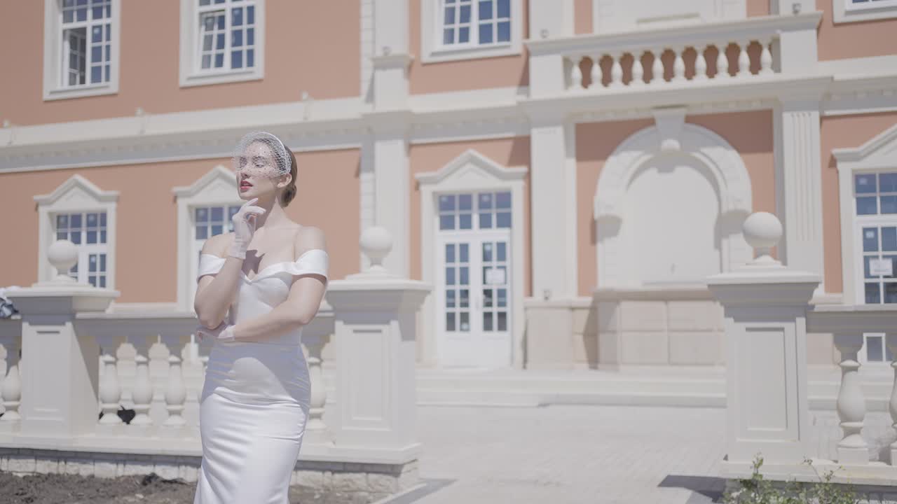 아름다운 저택 앞에 있는 우아한 신부