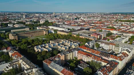 Hermosa-Panorámica-Que-Establece-Un-Disparo-Con-Drones,-Día-Soleado-De-Verano,-Munich,-Alemania