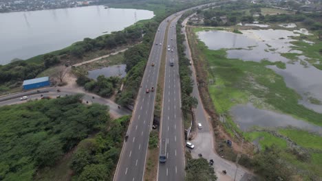 Luftaufnahme-Einer-Autobahn-In-Der-Nähe-Eines-Sees-Mit-Reichhaltigem-Trinkwasser