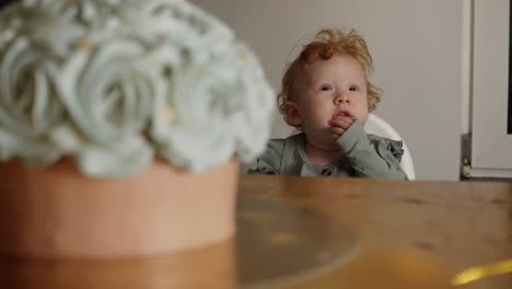 Baby-Rotkopfmädchen,-Das-Etwas-Kuchen-Für-Ihren-Geburtstag-Wünscht