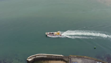 El-Ferry-De-Padstow-En-Cornualles,-Inglaterra,-Que-Lleva-A-Los-Turistas-Entre-El-Puerto-De-Padstow-Y-Rock-Padstow-Cruzando-El-Estuario-Del-Río-Camel