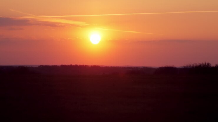 Bellissimo tramonto con un'atmosfera velata