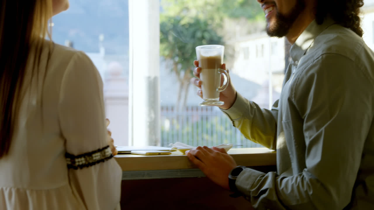 ejecutivos interactuando entre sí en el café 4k