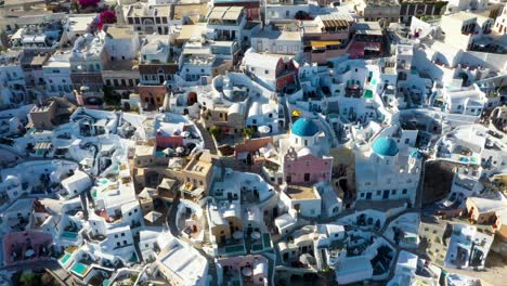 Antena-Cercana-Detallada-De-Oia-Con-Casas-Cueva-Blancas-Y-Villas-Que-Revelan-Un-Estilo-De-Vida-De-Lujo-En-Santorini,-Grecia