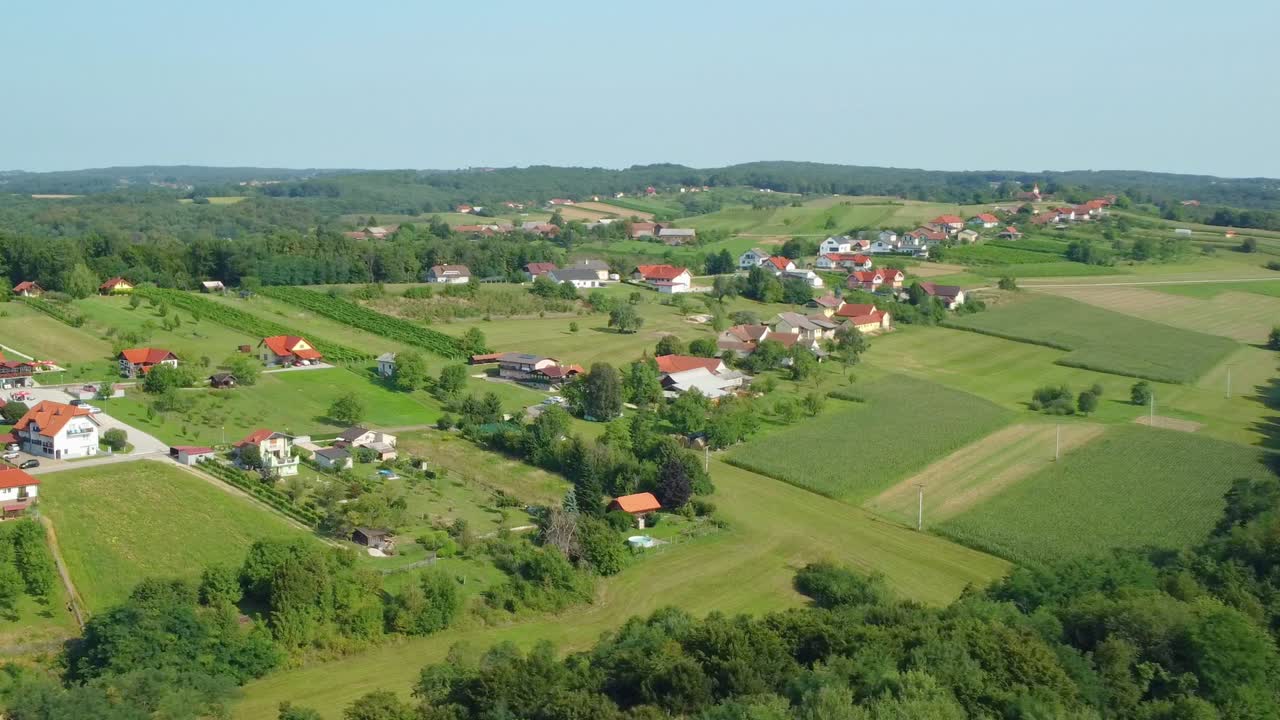 Droneutsikt over bosetningen i jordbrukslandskapet i Moravci
