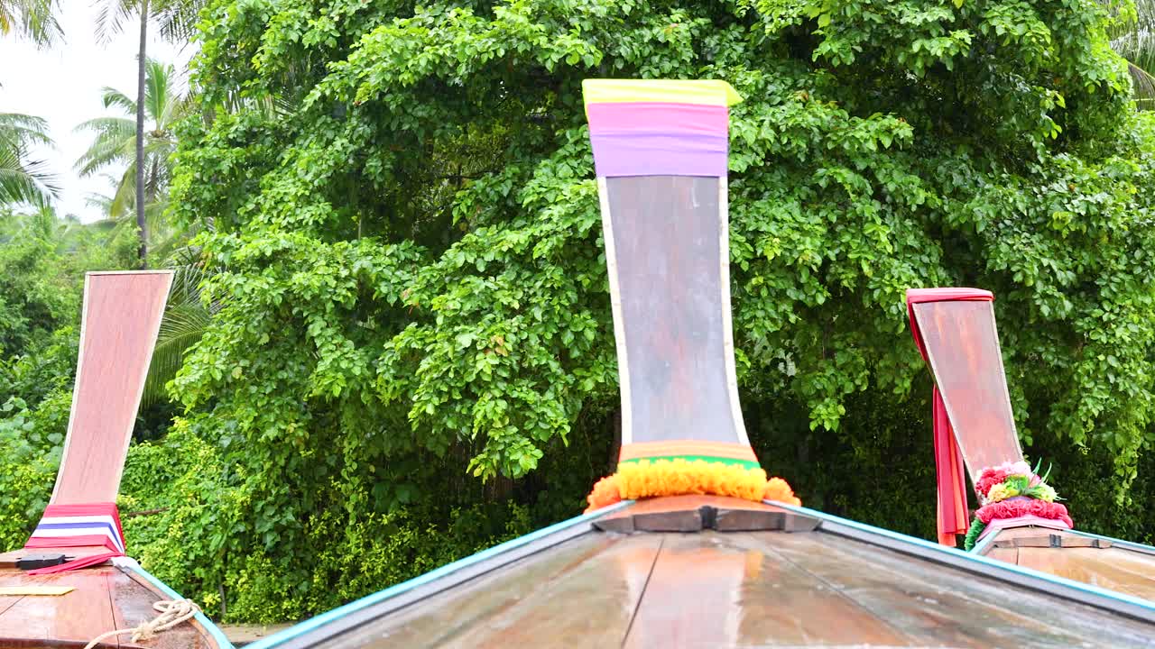 크라비 의 울창 한 열대 레일리 해변 에 정박 한 다채로운 긴 리 배 들