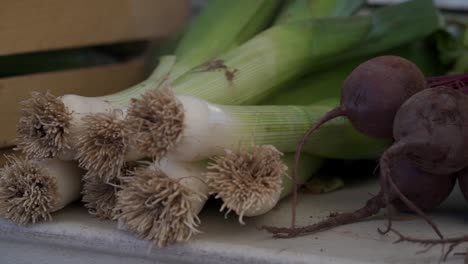 Puerros-Y-Remolachas-En-El-Mercado-De-Agricultores.