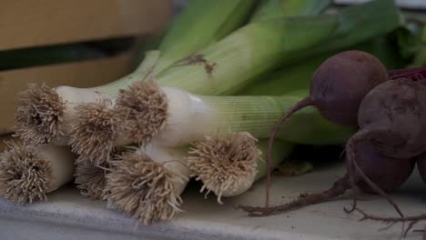 puerros y remolachas en el mercado de los agricultores