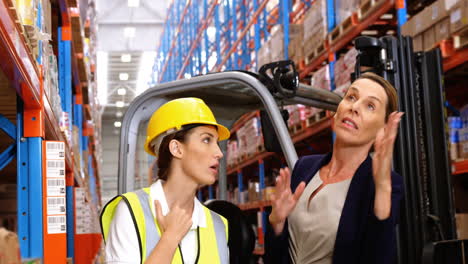 gerente y trabajador hablando