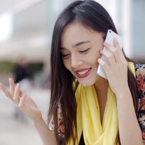 Sonriente-Mujer-Feliz-Usando-Un-Teléfono-Móvil