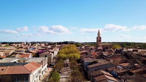 hipnotizante vista cinematográfica de la ciudad medieval de montagnac con la torre de la iglesia