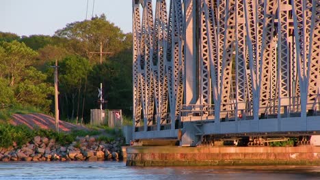 Nahaufnahme-Der-Zugbrücke,-Die-Nach-Dem-Zug-Nach-Oben-Fährt