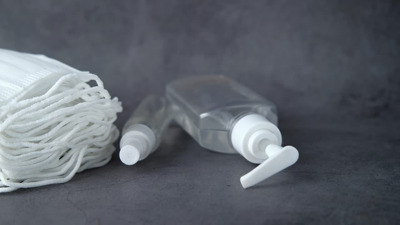 보호 마스크와 손 소독제