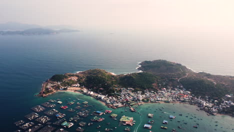 Toma-Aérea-De-Drones-Con-Vistas-Panorámicas-Del-Pueblo-De-Pescadores-En-La-Isla-Binh-Hung-En-Vietnam