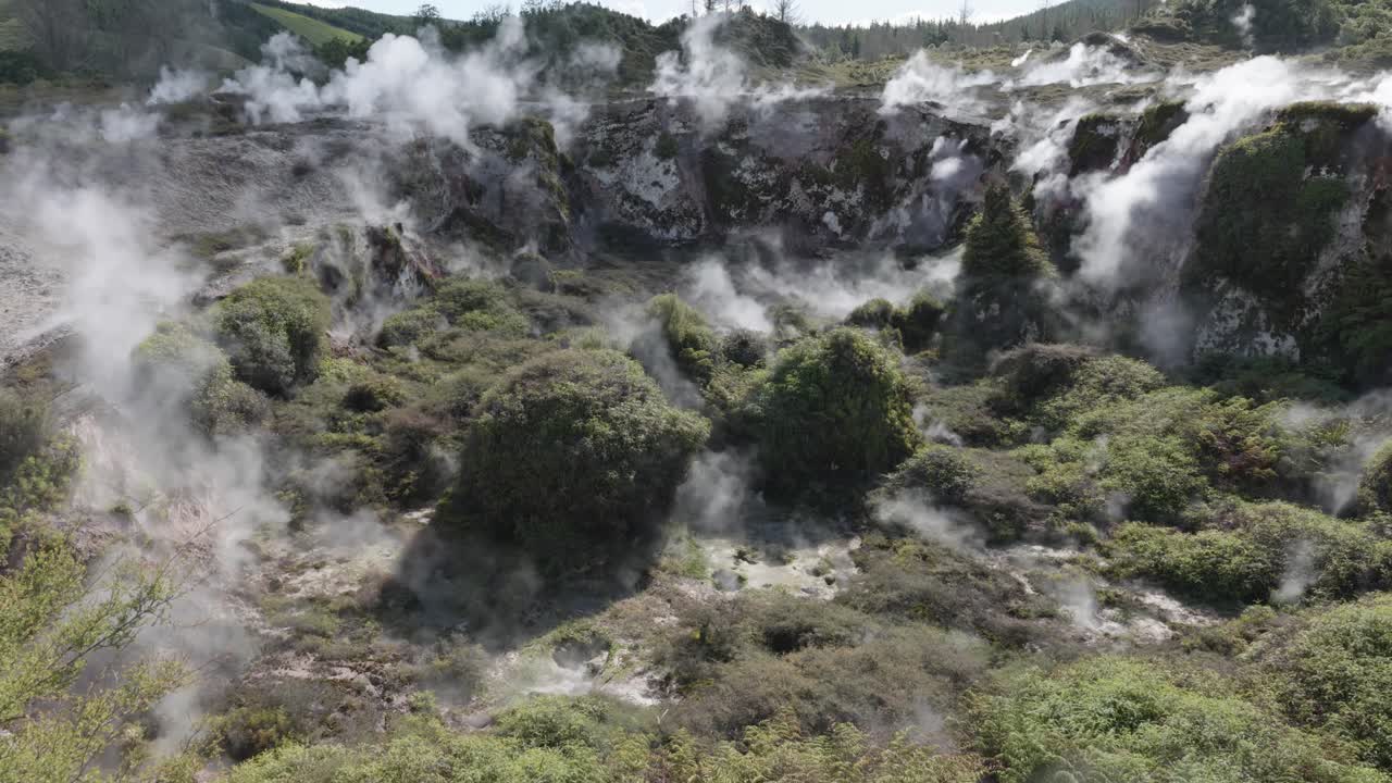 vapor que proviene del suelo en una zona geotérmica activa, cráteres de la luna, taupo, nueva zelanda