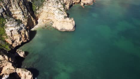 Vista-Aérea-De-Los-Acantilados-De-Ponta-Da-Piedad,-Lagos,-Algarve,-Portugal