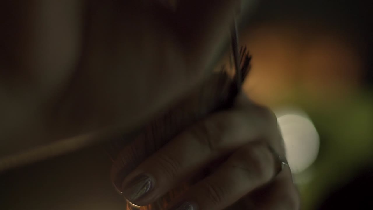 una mujer con el cabello arreglado.