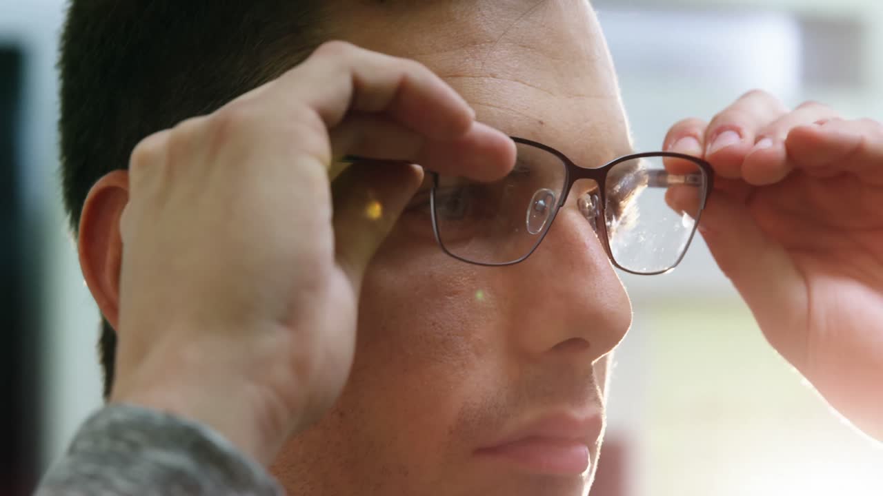 primer plano de un cliente probando gafas