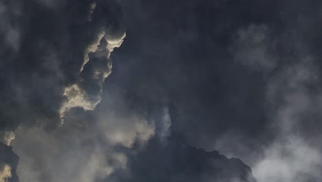 4k ciemne chmury cumulonimbus z błyskawicami