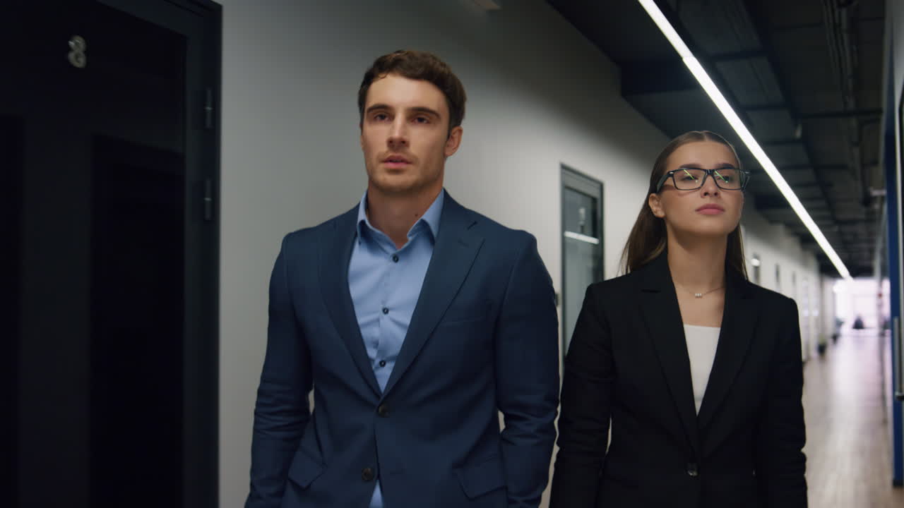 gente de negocios caminando por el pasillo juntos. exitoso personal ejecutivo van a la reunión