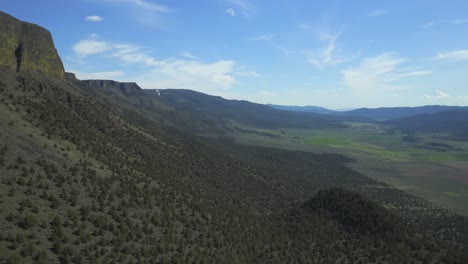 Geologische-Formation-Des-Mit-Grünem-Laub-Bedeckten-Abert-Rim-Im-Lake-County,-Oregon