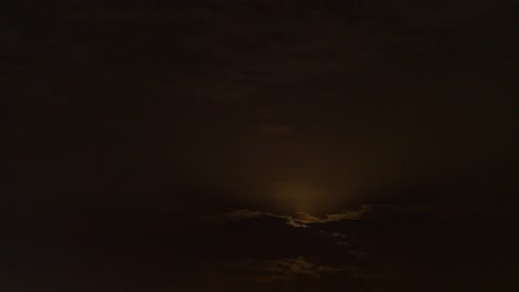 Increíble-Lapso-De-Tiempo-Para-Un-Juego-De-Luna-Llena-Y-Nubes-En-La-Noche