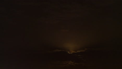 increíble lapso de tiempo para un juego de luna llena y nubes en la noche