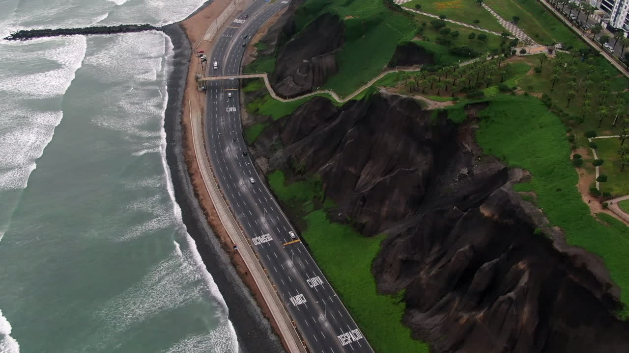 carretera junto al mar junto a la playa en miraflores perú junto a un acantilado, disparo de drones