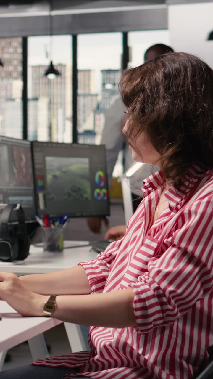 Video Verticale: Dipendente Donna di Agenzia Che Supervisiona la Post-Produzione con Software Generativo AI