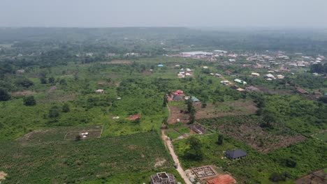 Paisaje-Prístino-De-Un-Suburbio-De-Montaña-Local-De-Día-Nublado-Poniéndose-Al-Día-Con-La-Urbanización