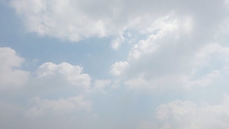 Campos-Agrícolas-De-Agricultura-De-Montaña-Con-Cielo-Nublado-Por-La-Mañana-Desde-Un-ángulo-Plano