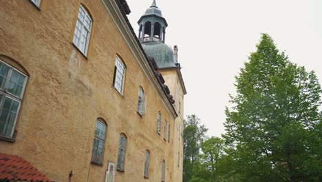 Lielstraupe-Medieval-Castle-in-the-Village-of-Straupe-in-Vidzeme,-in-Northern-Latvia