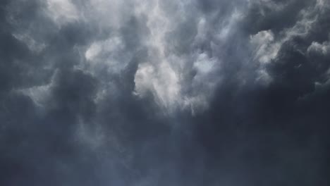tormenta, nubes de lluvia de tormenta oscura con relámpagos