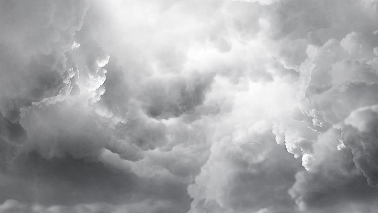 낮 동안 두꺼운 구름에서 발생하는 뇌우