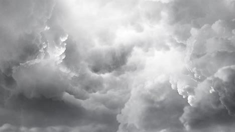 gewitter, die tagsüber in dichten wolken auftreten