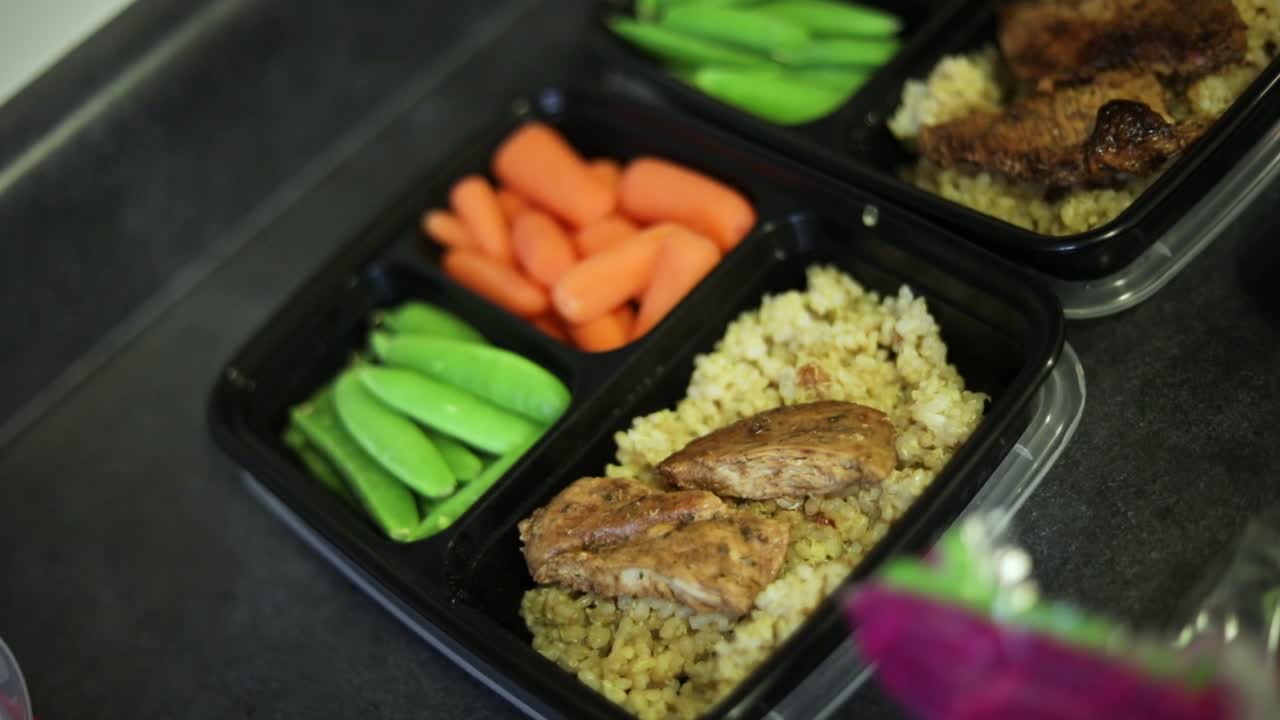 某人正在進行每週膳食計劃的慢動作拍攝