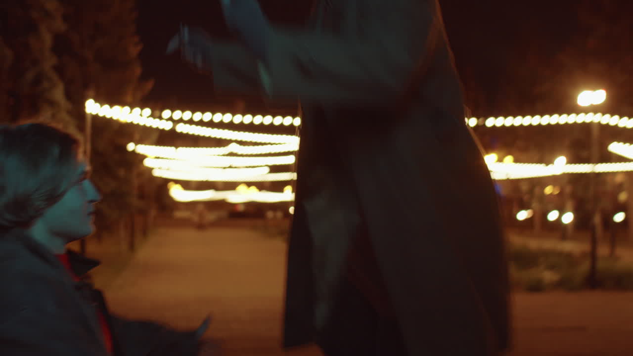 pareja feliz divirtiéndose en un paseo romántico por la noche