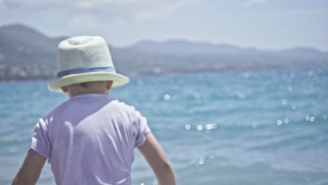 Drei-Jahre-Altes-Kind-Genießt-Das-Meer-Und-Die-Wellen-Am-Strand-Von-Kalamata,-Griechenland-Zeitlupe