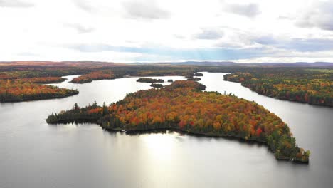 Isla-En-El-Lago-Con-Hermosos-árboles-De-Colores-Otoñales