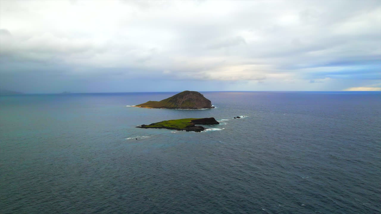 Aerial view of Ma&ntilde;ana Island and Kaohikaipu Island in Oahu Hawaii