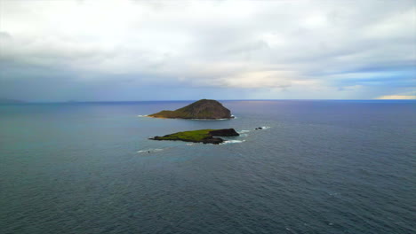 Vista-Aérea-De-La-Isla-Mañana-Y-La-Isla-Kaohikaipu-En-Oahu-Hawaii