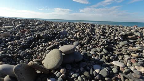 una torre de piedras planas se derrumbó en una playa rocosa en batumi, georgia