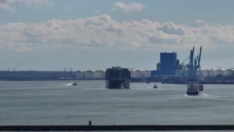 Strand-Von-Hoek-Van-Holland,-Eingerahmt-Von-Der-Kulisse-Eines-Industriehafens-In-Den-Niederlanden-–-Drohne-Fliegt-Vorwärts