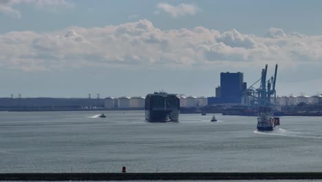la playa de hoek van holland enmarcada por el telón de fondo de un puerto industrial en los países bajos - avión no tripulado volando hacia adelante